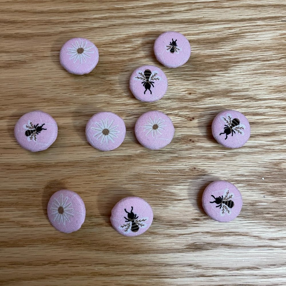 Handmade !" Buttons with Bees and Daisies